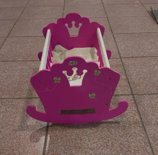 Cuna de muñecas rosa de madera