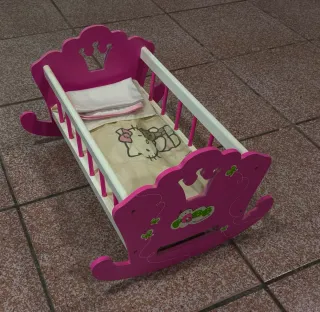 Cuna de muñecas rosa de madera