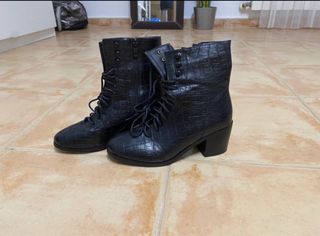 Botas de piel negras con cordones