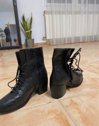 Botas de piel negras con cordones