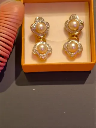 Pendientes colgantes dorados con perlas