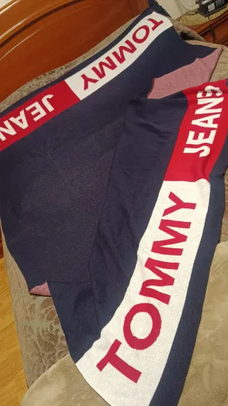 Manta Tommy Hilfiger Azul y Roja