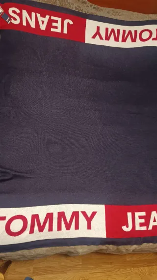 Manta Tommy Hilfiger Azul y Roja