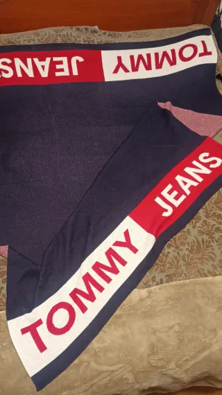 Manta Tommy Hilfiger Azul y Roja