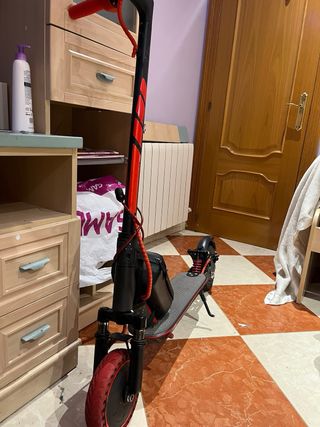 Patinete eléctrico rojo y negro