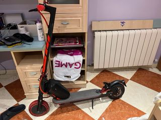 Patinete eléctrico rojo y negro