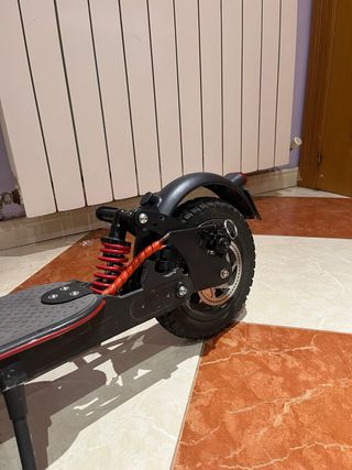 Patinete eléctrico rojo y negro