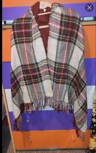 Poncho de cuadros con capucha