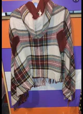 Poncho de cuadros con capucha