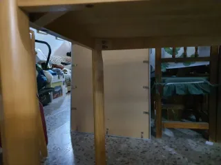 Mesa rectangular con 4 sillas.