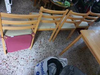 Mesa rectangular con 4 sillas.