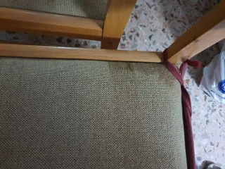 Mesa rectangular con 4 sillas.