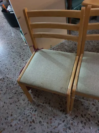 Mesa rectangular con 4 sillas.