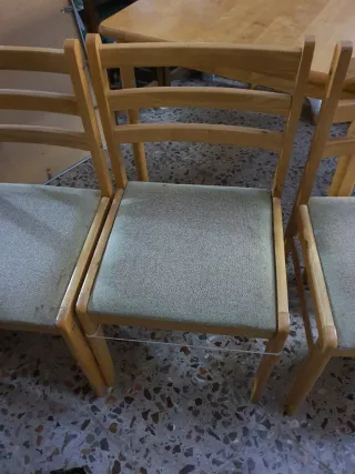 Mesa rectangular con 4 sillas.