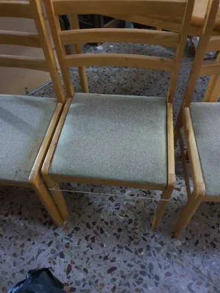 Mesa rectangular con 4 sillas.