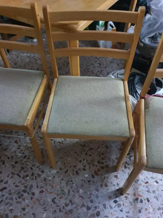 Mesa rectangular con 4 sillas.