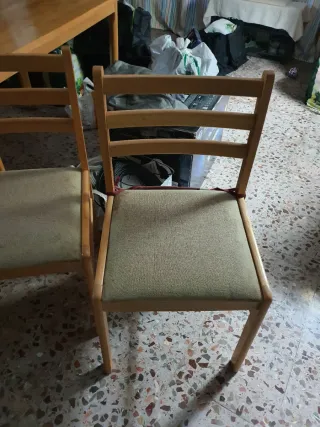 Mesa rectangular con 4 sillas.