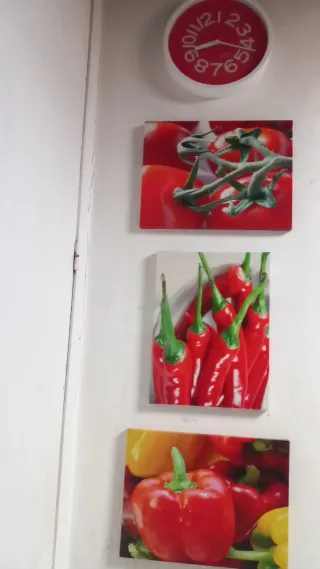 Cuadros de cocina y reloj.