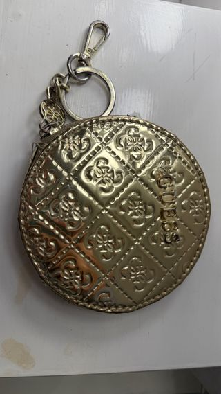 Monedero Guess dorado con llavero