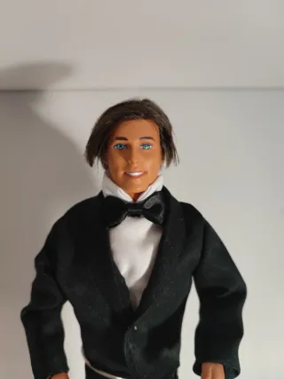 Ken elegante con traje de gala – Barbie