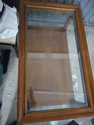 Mesa de madera con cristal