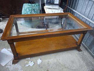 Mesa de madera con cristal