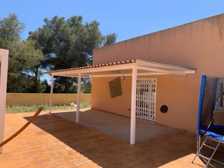 Pérgola metálica a medida con panel sándwich