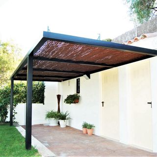 Pérgola metálica a medida con panel sándwich