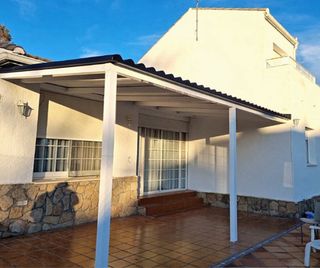 Pérgola metálica a medida con panel sándwich