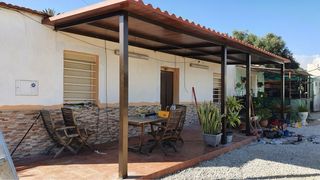 Pérgola metálica a medida con panel sándwich
