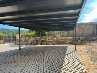Pérgola metálica a medida con panel sándwich