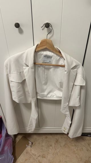 Americana Bershka blanca corta