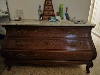 Cómoda de madera con tapa de mármol
