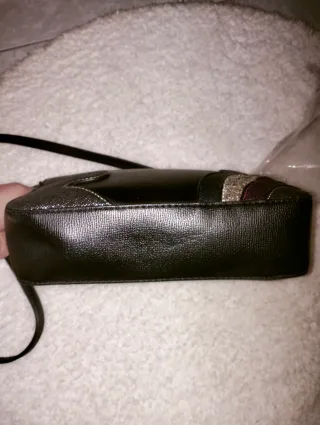 Bolso bandolera negro con detalles plateados