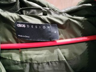 Chaleco acolchado verde con capucha