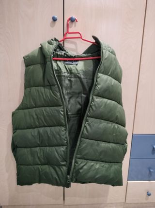 Chaleco acolchado verde con capucha