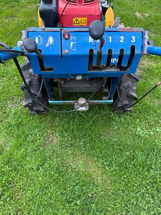 Desbrozadora de ruedas Stella  motor honda