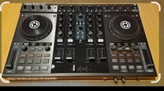 Controlador DJ Traktor Kontrol S4