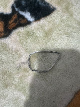 Pulsera plateada. Cada una a 5€.