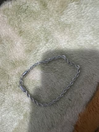Pulsera plateada. Cada una a 5€.