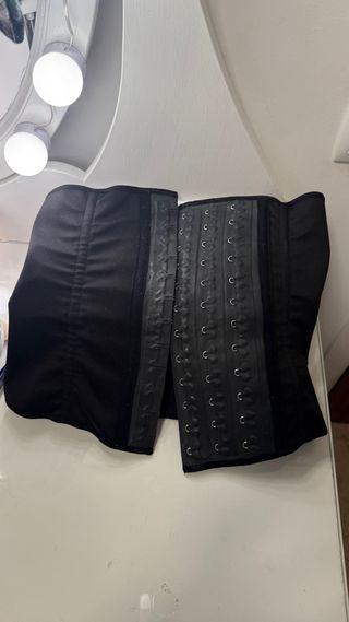 Faja reductora negra con corchetes