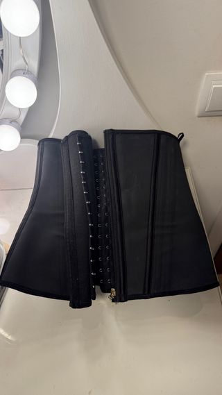 Faja reductora negra con corchetes