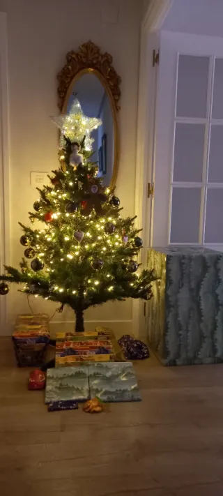 Árbol de Navidad artificial verde.  Altura: 150 cm