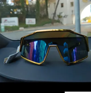 Gafas de sol azules y doradas