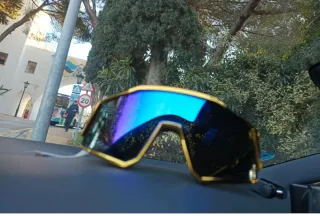 Gafas de sol azules y doradas