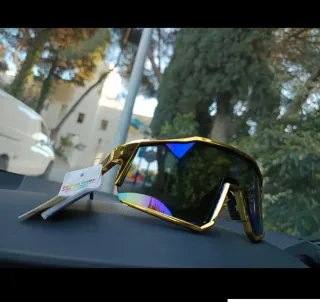 Gafas de sol azules y doradas