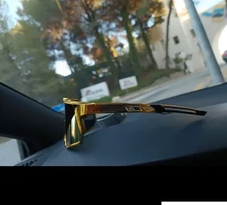 Gafas de sol azules y doradas