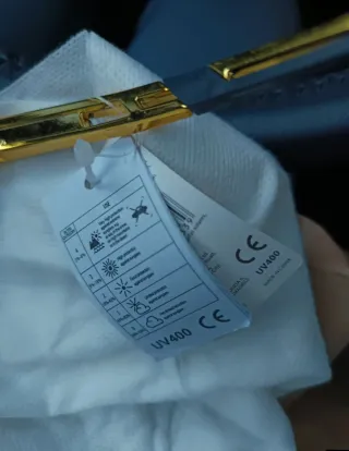 Gafas de sol azules y doradas