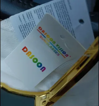 Gafas de sol azules y doradas