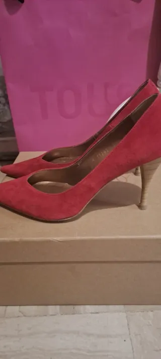 Zapatos de tacón gadea ante buganvilla